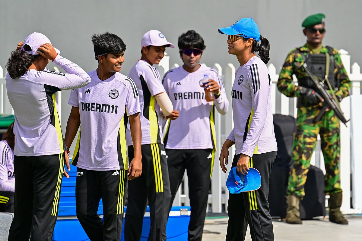 India's Smriti Mandhana (2nd R) and teammates arrive on the ground before the start of the Tri-Nation ODI final cricket match against Sri Lanka at the R. Premadasa Stadium in Colombo on May 11.