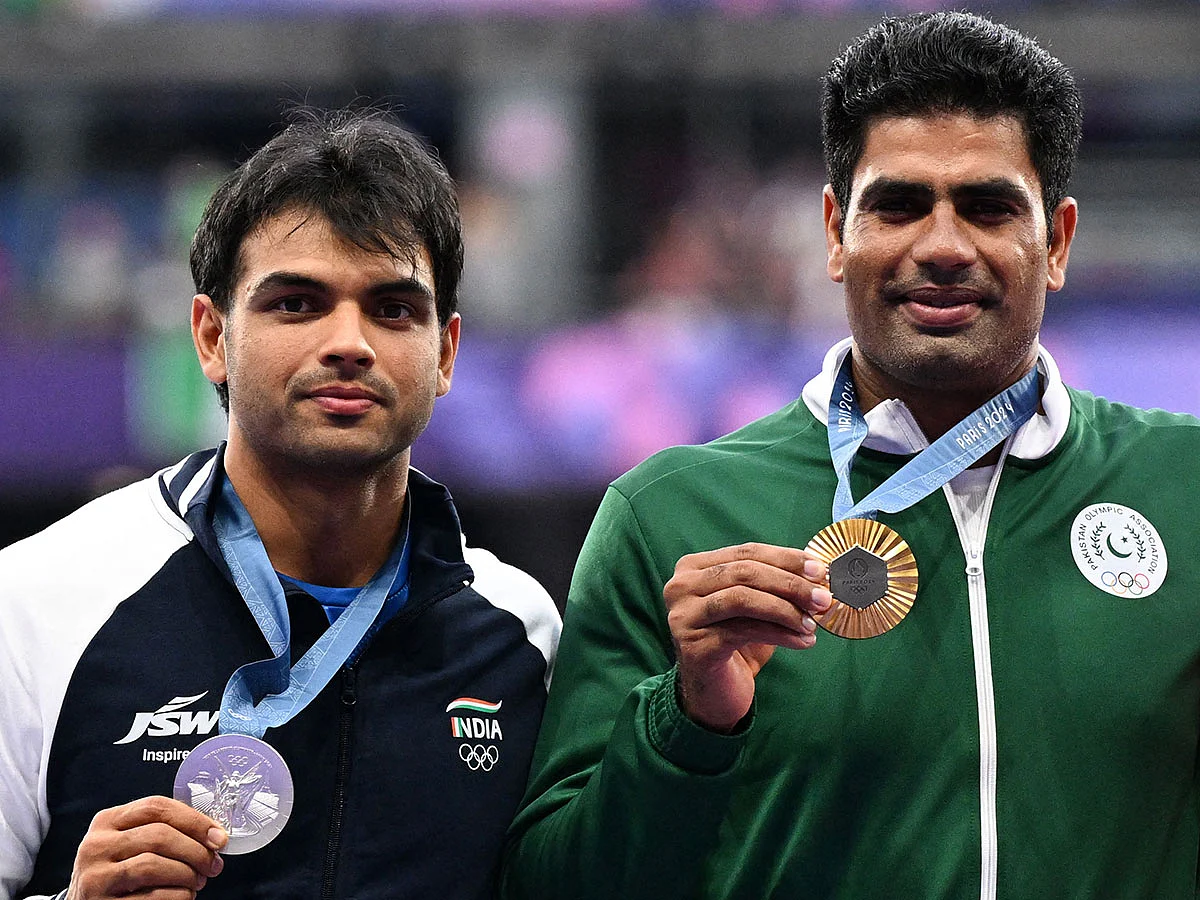 Arshad Nadeem and Neeraj Chopra with the gold and silver medals in the 2024 Paris Olympics. 