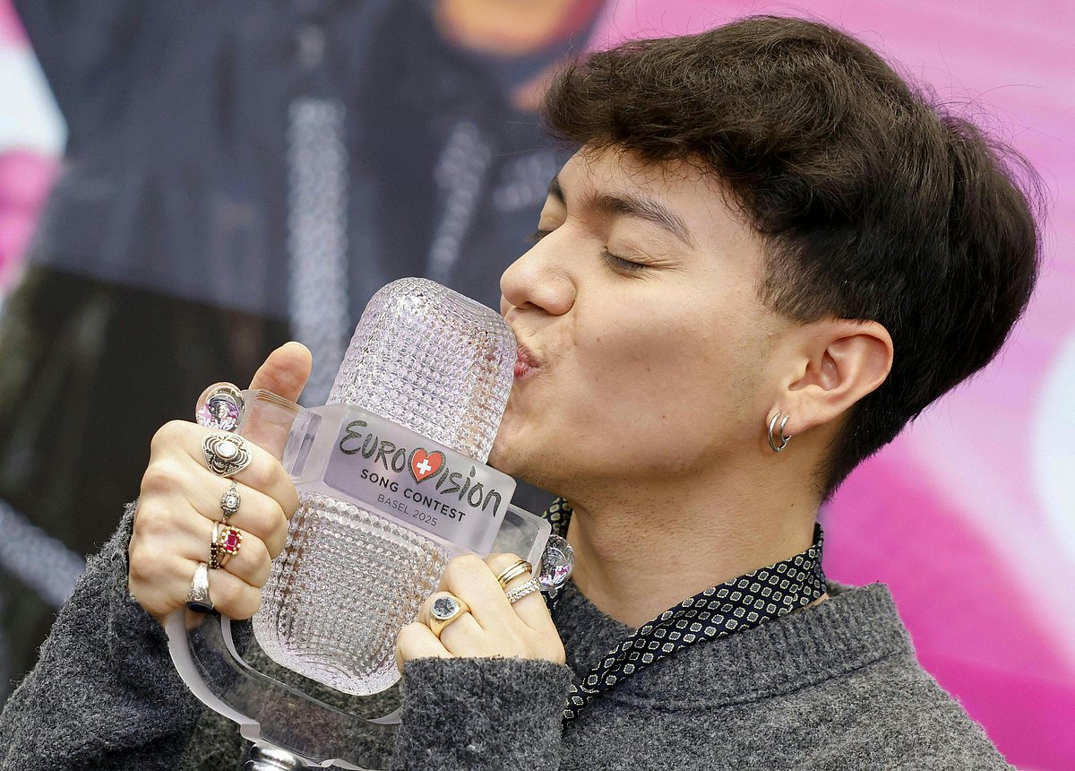Austrian singer Johannes Pietsch aka JJ, winner of the 2025 Eurovision Song Contest, poses with the trophy during a press conference in Vienna, Austria on May 18, 2025.