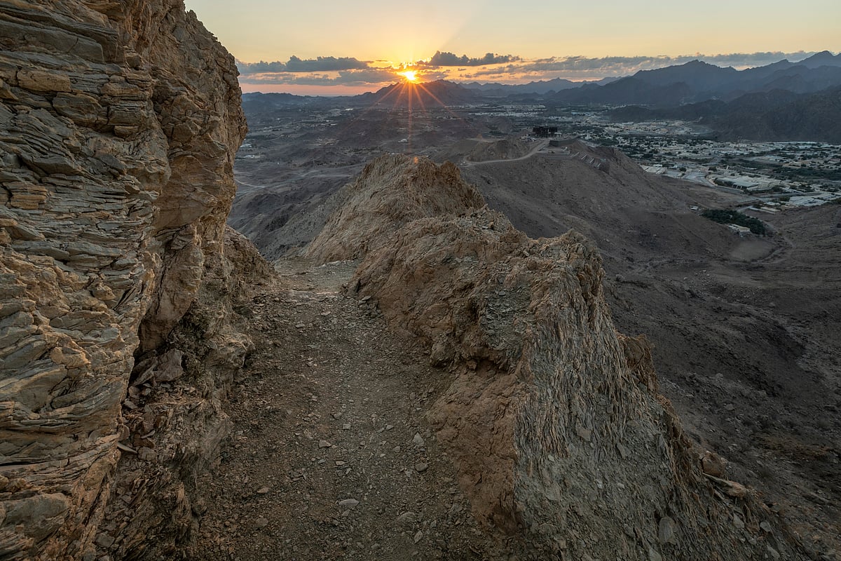 Tourism projects have further elevated Masfout’s appeal. The Masfout Natural Park, new luxury resorts, and rest houses have been developed harmoniously with the city’s mountainous terrain. Trail development and outdoor recreational areas support ecotourism.