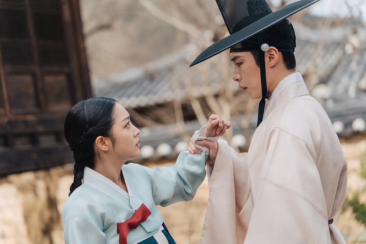 Jo Bo Ah and Lee jae-wook star in Dear Hongrang. 