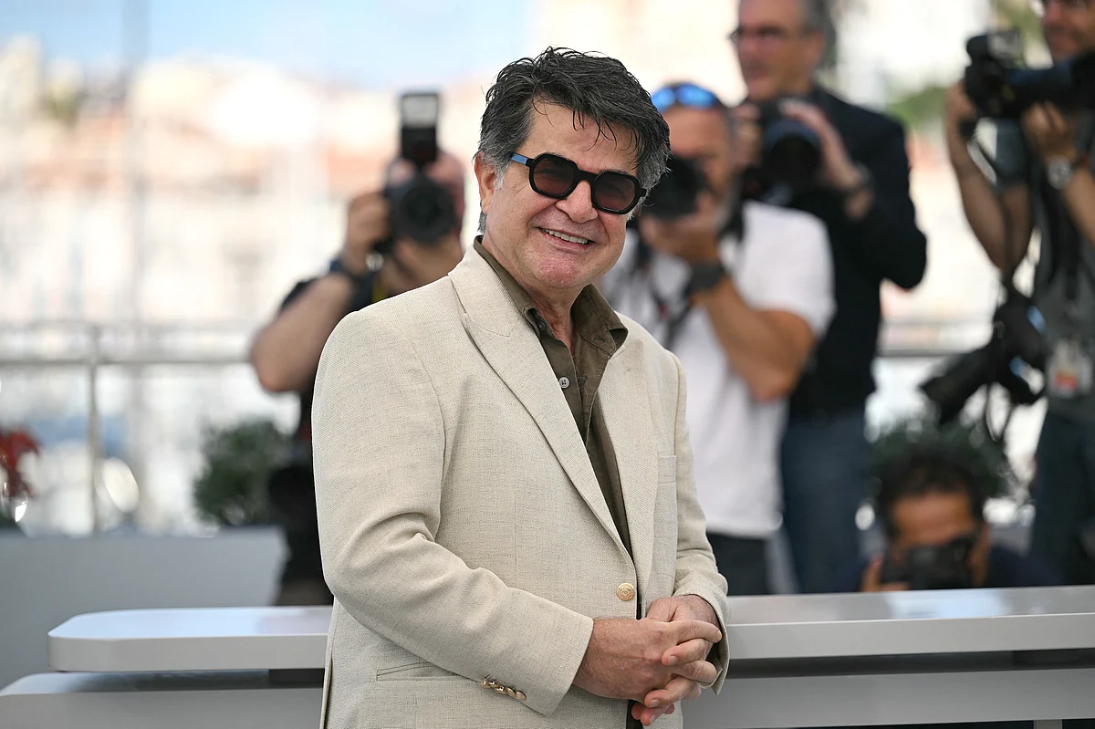 Iranian director and screenwriter and producer Jafar Panahi poses during a photocall for the film "Un simple accident" (A Simple Accident) at the 78th edition of the Cannes Film Festival in Cannes