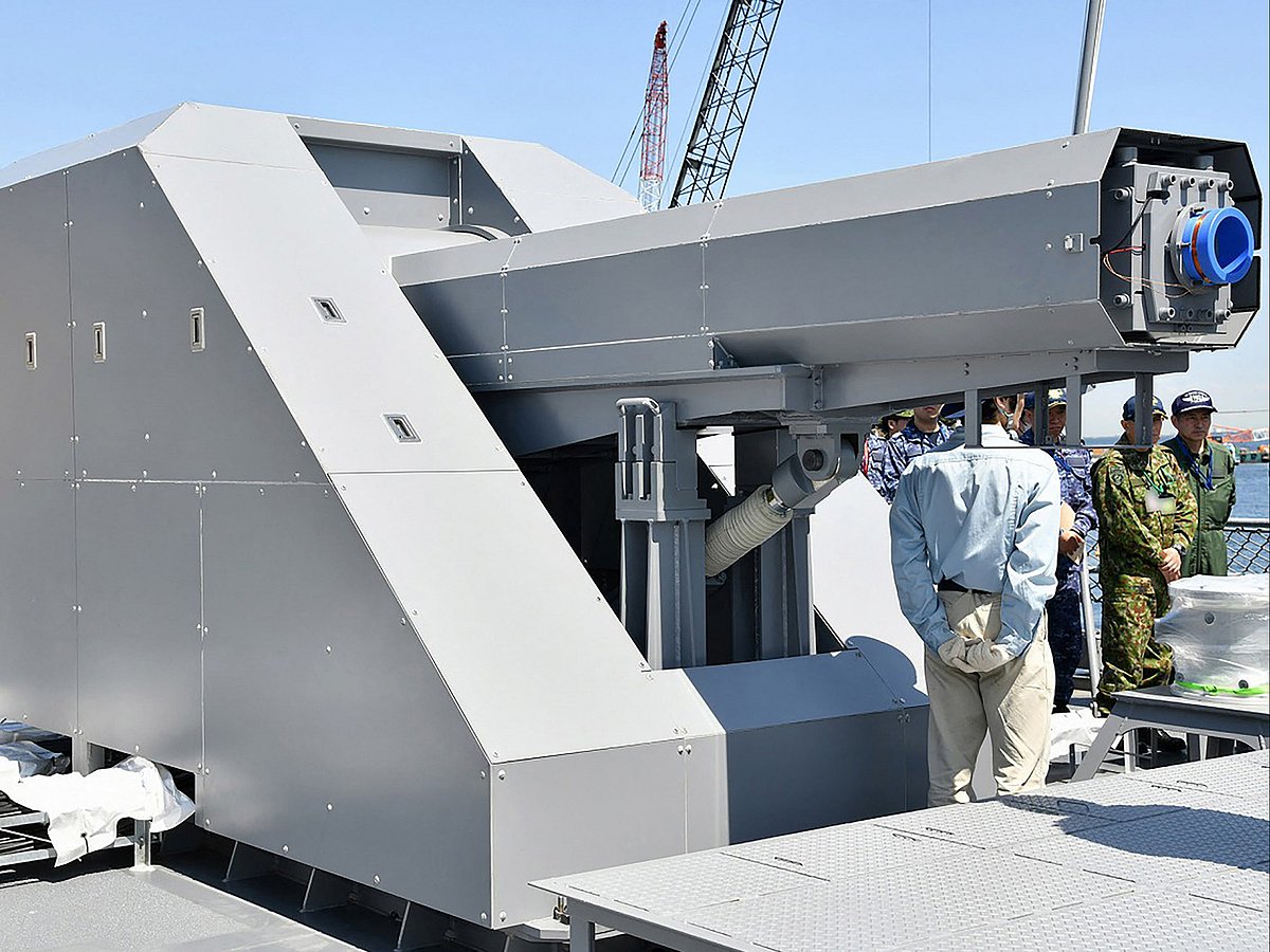 A railgun being developed by the Defense Acquisition Agency, which is being mounted on the aft deck of the Maritime Self-Defense Force's test vessel Asuka for sea testing at a naval base in Japan.