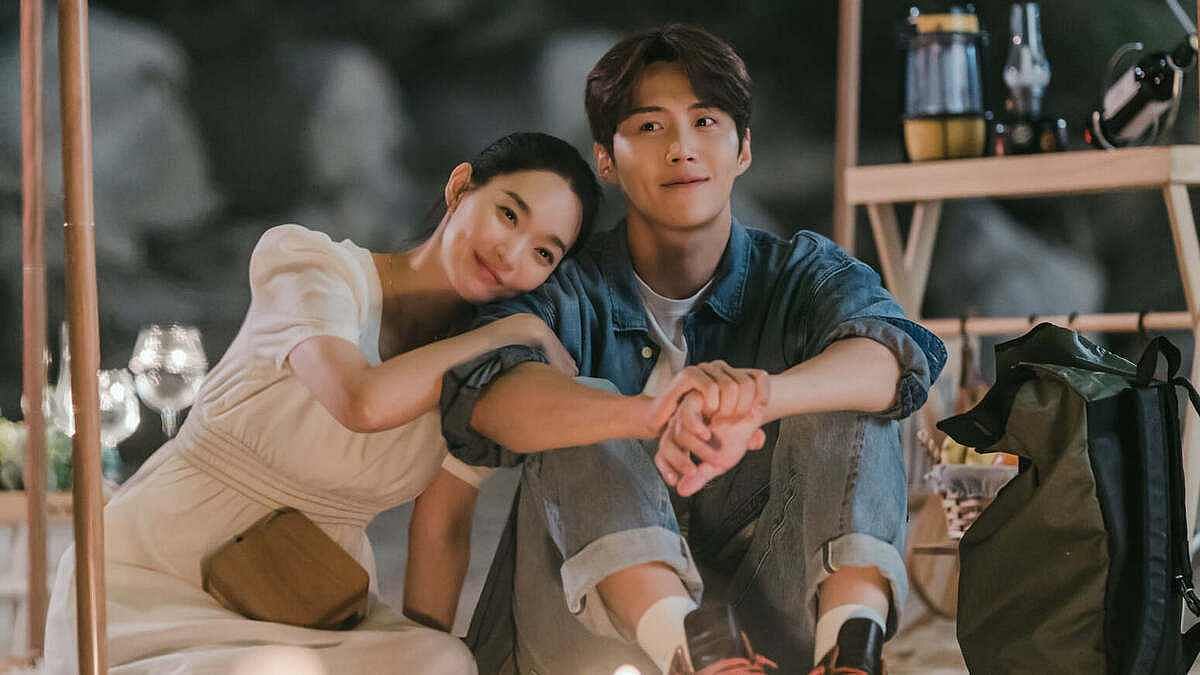 Kim Seon-ho and Shin Min-ah in Hometown Cha Cha Cha.