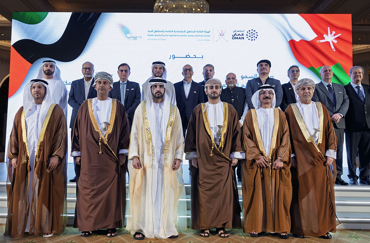 Sheikh Hamdan witnesses signing of agreement to develop, operate Phase One of Al Rawdah Special Economic Zone in Al Buraimi Governorate.
