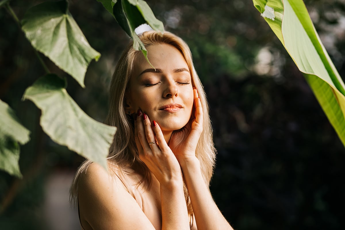 In the UAE summer, temperatures can hit 45°C with high humidity, making heavy products a no-go. Instead, your routine should focus on hydration without weight, and strong sun protection