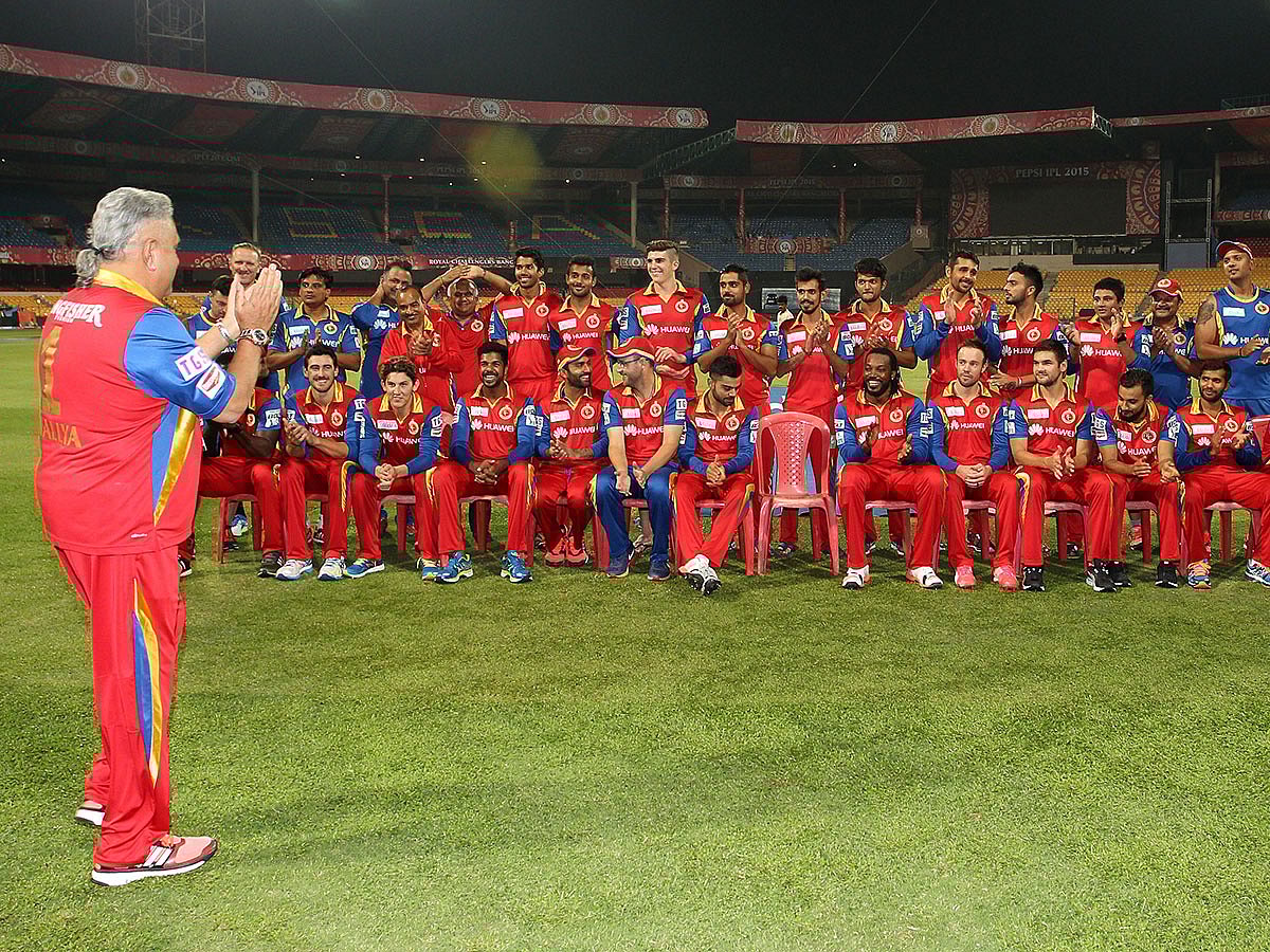 Former Royal Challenger Bengaluru owner Vijay Mallya meeting the team members ahead of a photo session.