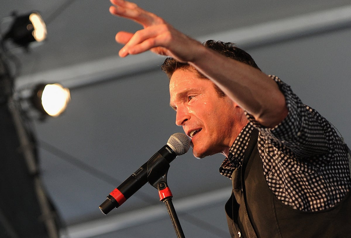 Dave Koz decided to lift passengers spirits during a flight delay. 