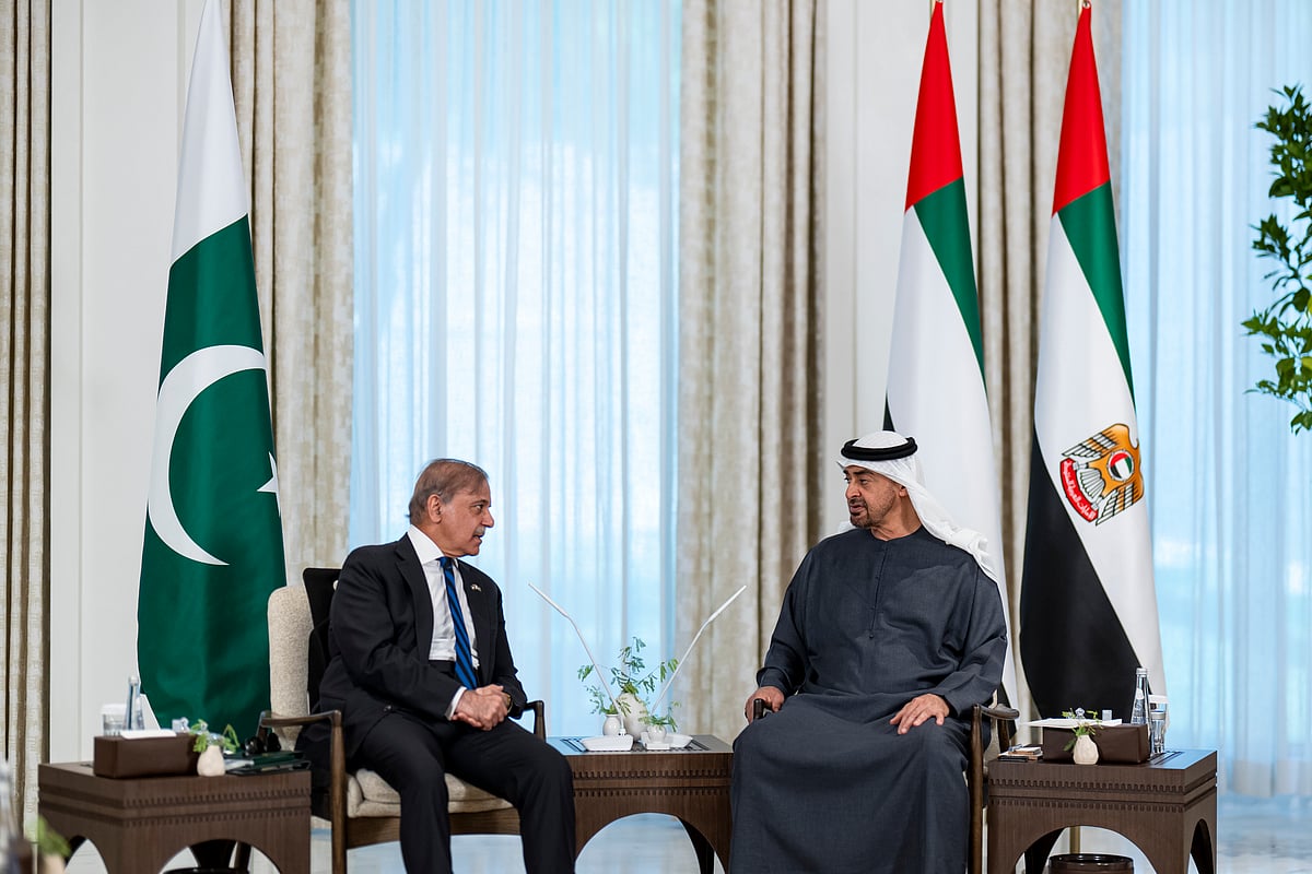 UAE President His Highness Sheikh Mohamed bin Zayed Al Nahyan with Pakistan Prime Minister Shehbaz Sharif.