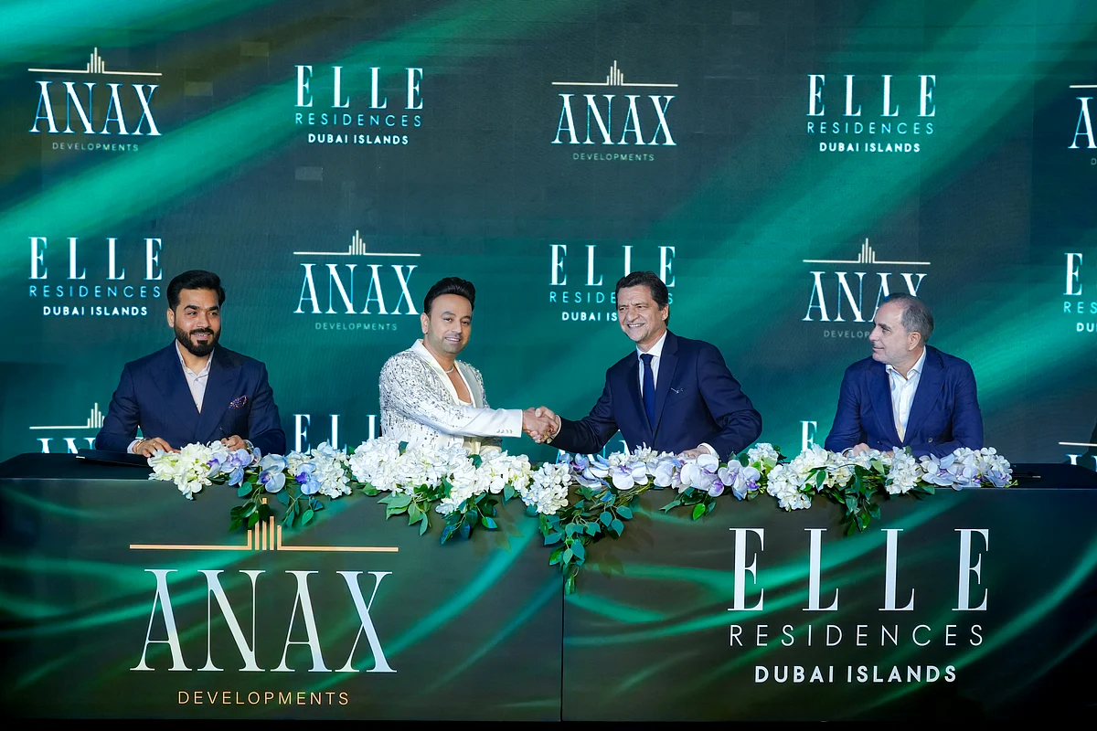 Satish Sanpal ( second left), Chairman of ANAX Holding, and François Coruzzi (second right), CEO of ELLE International Licenses/ Lagardère Group, sign the strategic partnership agreement