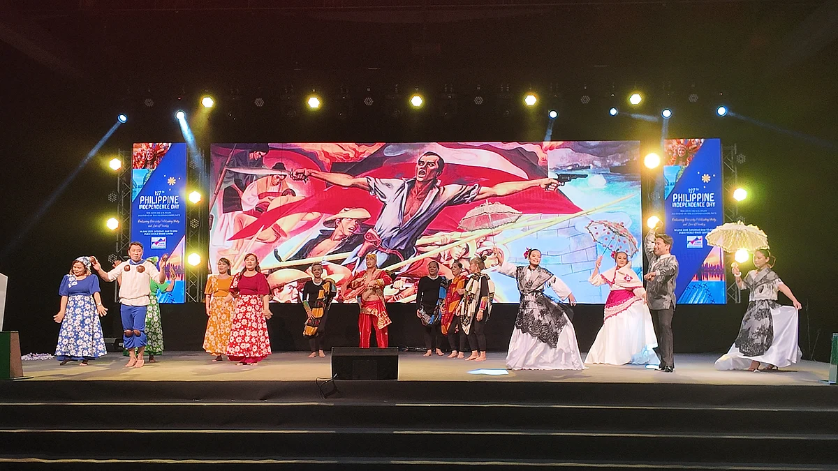 The venue turned into a vibrant tapestry of colors, music, and Filipino pride — from a majestic parade of Filipino community clubs across different emirates to the stunning display of Filipiniana gowns, Barong Tagalog, and cultural performances that transported attendees straight back home. 