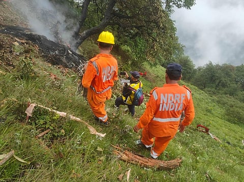 Uttarakhand Helicopter Crash: A helicopter traveling from Shri Kedarnath Dham to Guptkashi crashed near Gaurikund. Six people were on board, including the pilot—five adults and one child.
