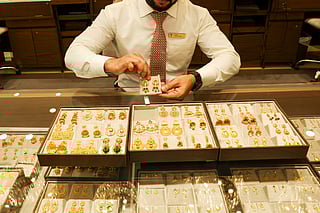 Dubai gold prices pause after record surge as global risks persist