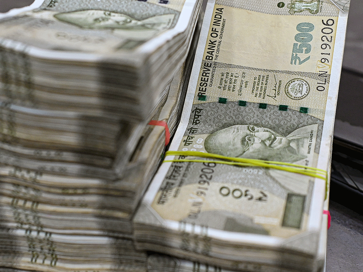 In just 3 days, Indian expats in the UAE and Gulf find that they will not be getting as much on their next remittance if current dollar weakness persists. 