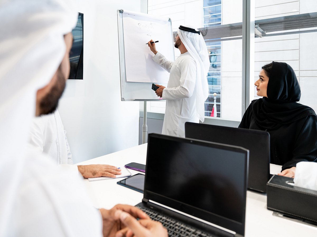 Stock Emiratis in office
