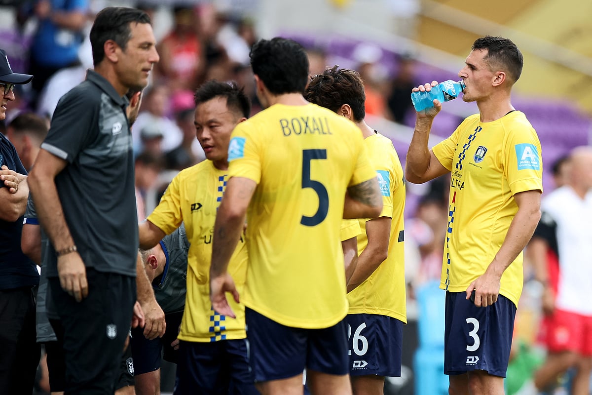 Adam Mitchell #3 of Auckland City FC takes a hydration break during the FIFA Club World Cup 2025 group C match between SL Benfica and Auckland City FC at Inter&Co Stadium on June 20, 2025 in Orlando, Florida.
