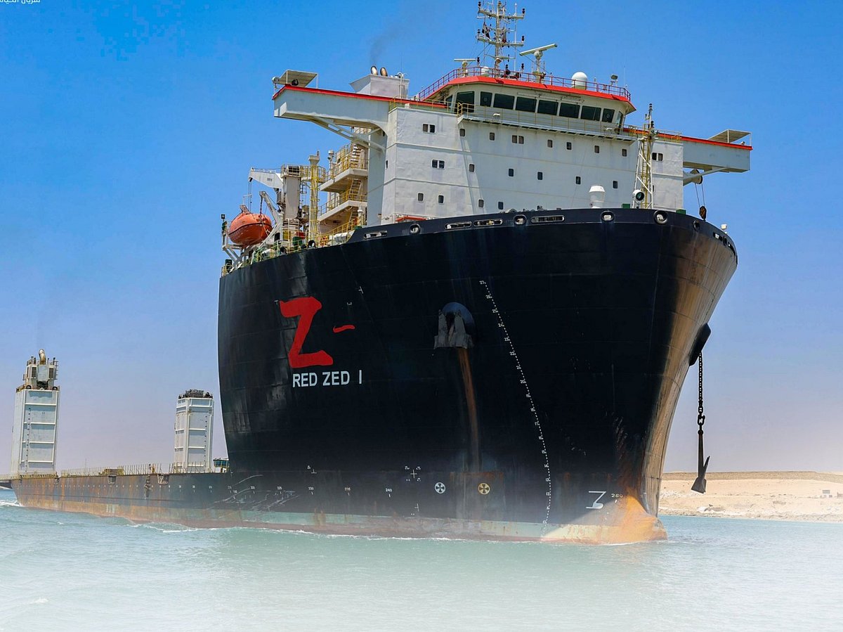 Schiffskollision im ägyptischen Suezkanal: Schiff kommt vom Kurs ab und ...