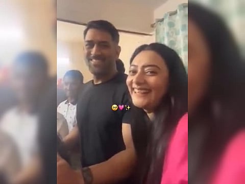 Fan's expression after a selfie with M S Dhoni is winning hearts online