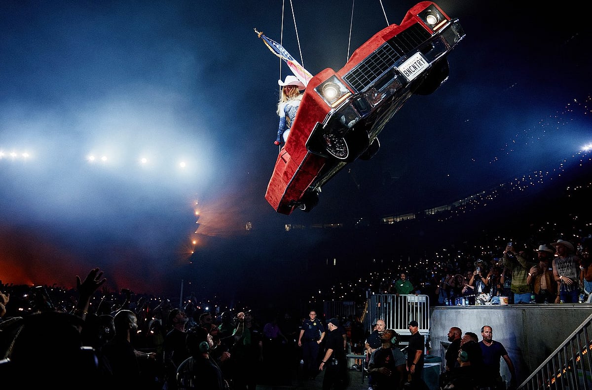 Mid-performance, the vehicle began to tilt sharply in the air, prompting concern from both fans and the singer herself