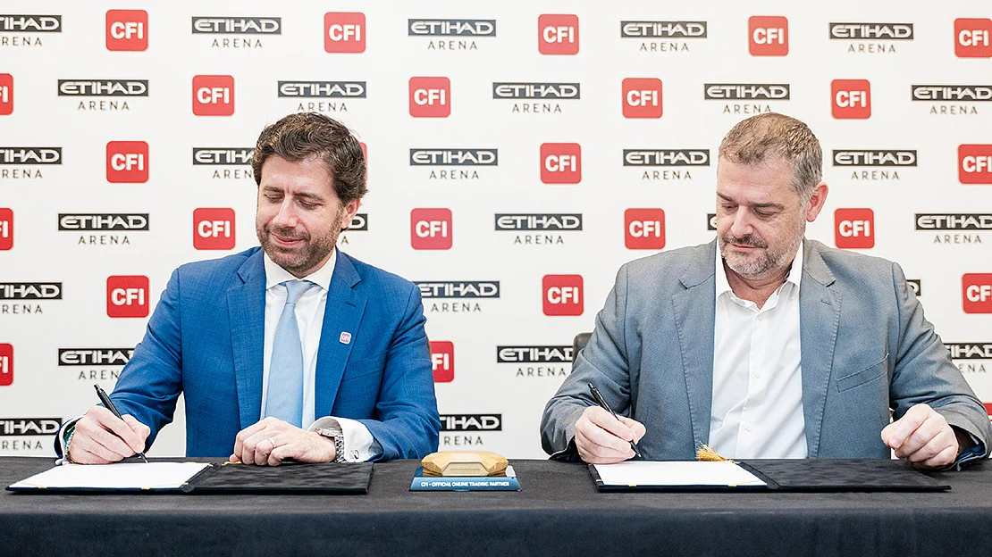 Ziad Melhem (left), CEO of CFI Financial Group, and Marcus Osborne, General Manager at Etihad Arena, sign the partnership agreement