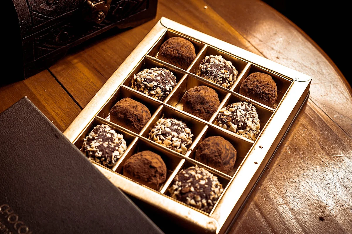 From gold-dusted chocolate bars to Choco Lava Jamuns, here’s your ultimate guide to the best World Chocolate Day offers across Dubai, Abu Dhabi, and Sharjah.
