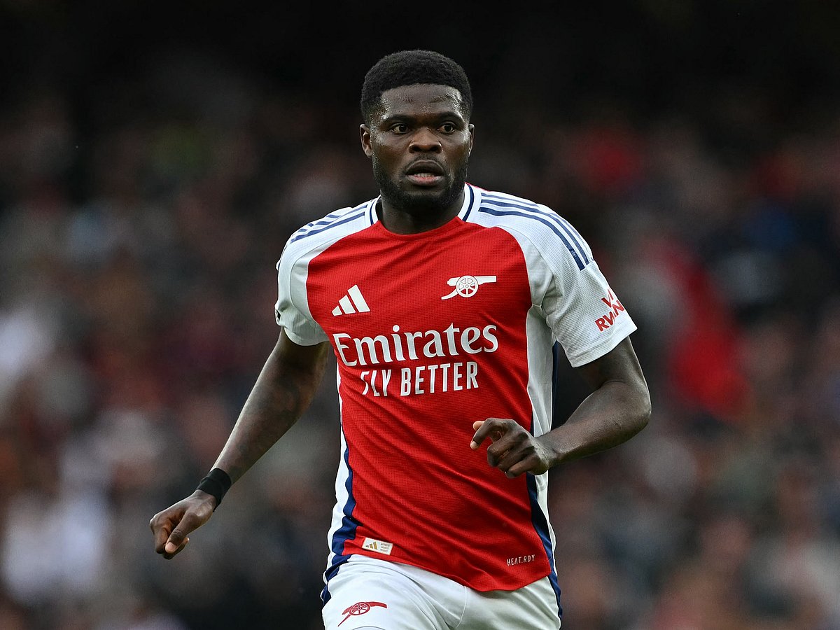Arsenal's Ghanaian midfielder #05 Thomas Partey runs with the ball during the English Premier League football match between Arsenal and Bournemouth at the Emirates Stadium in London on May 3, 2025.