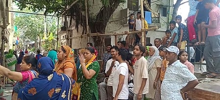 According to police officials, the deceased woman has been identified as Sonal. The infant was the daughter of Sonal's friend Rashmi.