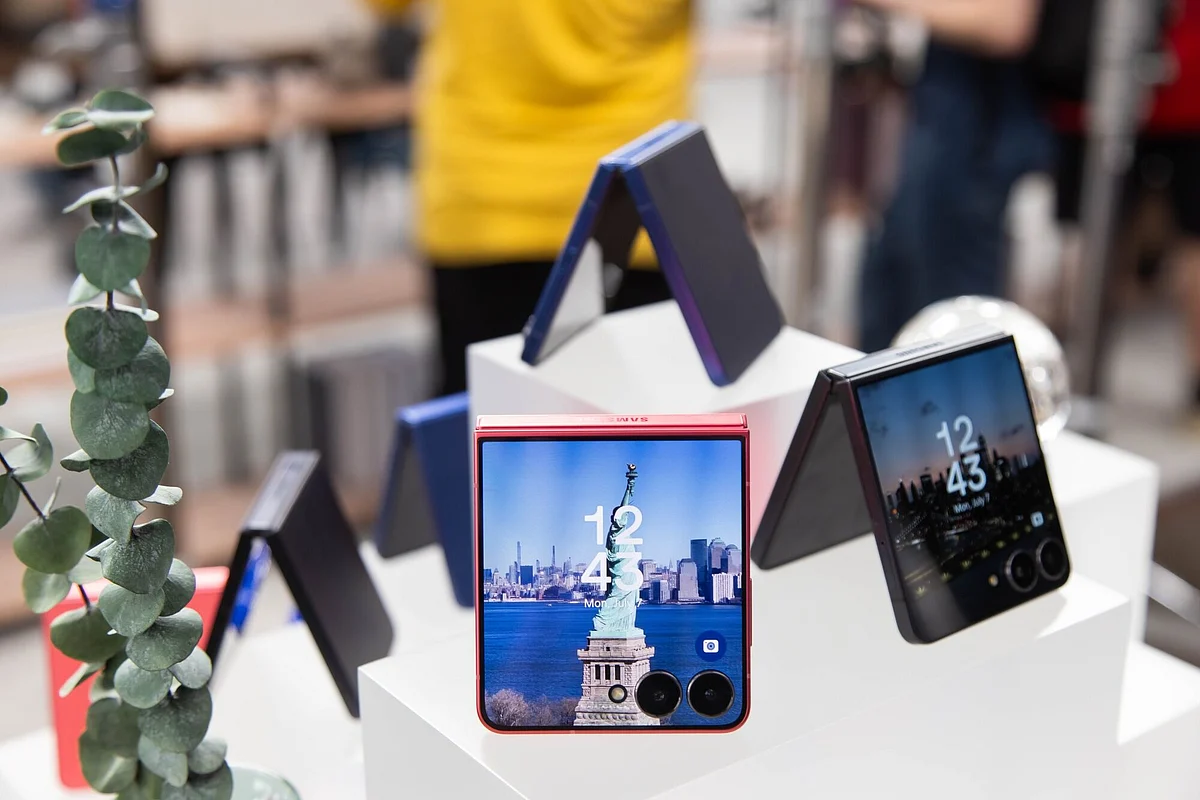Samsung is packing in the AI with the Flip7 and Fold7. And with the entry-level of Flip7 FE, the intent is clear - win over more first-time buyers. And even the fashion-conscious ones. 