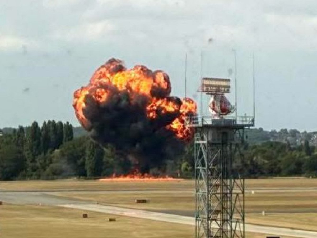 Video: Small plane crashes moments after takeoff at London Southend ...