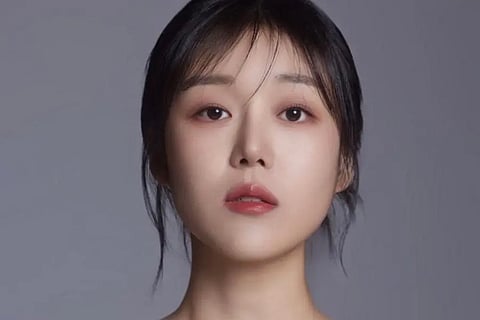 Born in 1994, Kang Seo Ha graduated from the Korea National University of Arts’ School of Drama and first gained recognition in 2012 by appearing in the music video for Brave Guys’ “Getting Farther Away.”