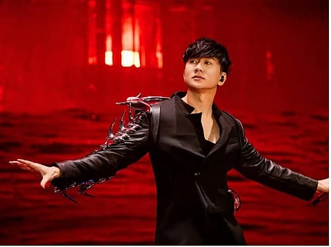 Fans later observed that Lin had looked to be in discomfort during the show, clutching his stomach at times, and had previously been seen wearing what appeared to be a heart rate monitor during earlier stops on tour.