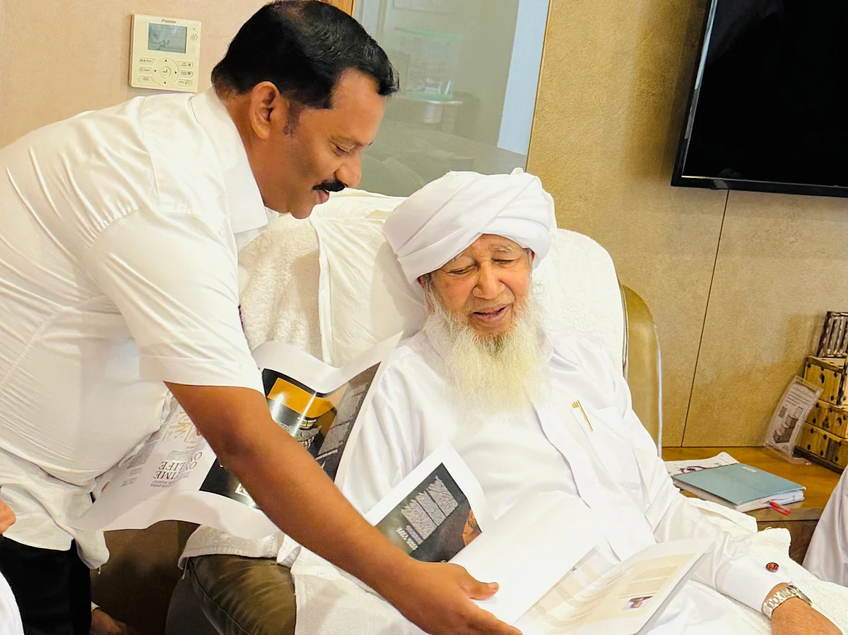 Salam Kolikkal shows the draft copy of the book to Sheikh Abubakr Ahmad.