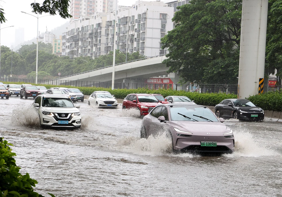 Typhoon Wipha slammed into the coast of Taishan in southern China's Guangdong Province on Sunday evening, triggering emergency measures that included halting production, suspending business operations, and cancelling classes across several affected areas.