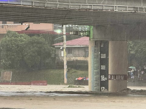 On Tuesday morning, July 22, 2025, the Marikina River overflowed amid ongoing heavy rains caused by the southwest monsoon, or ‘habagat.’ 