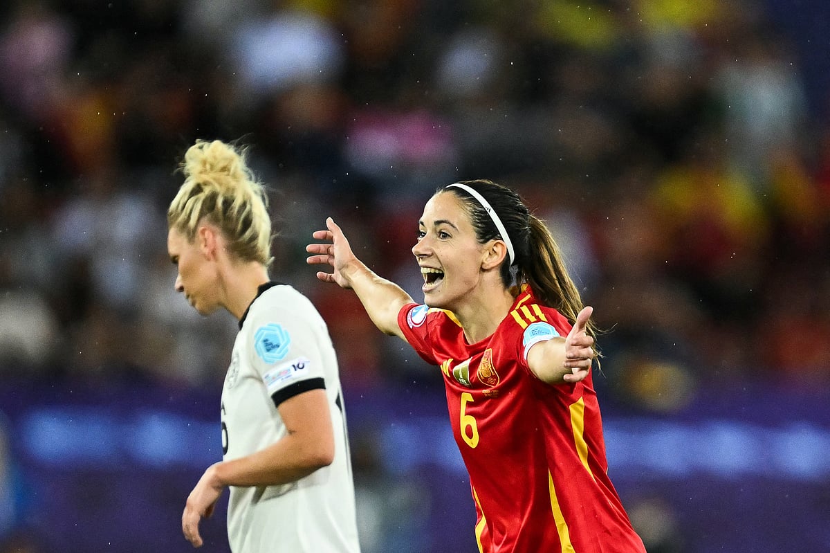 Spain's midfielder Aitana Bonmati (right) celebrates her team's victory at the end of the Uefa Women's Euro 2025 semi-final football match against Germany at the Letzigrund Stadium in Zurich, on July 23, 2025.