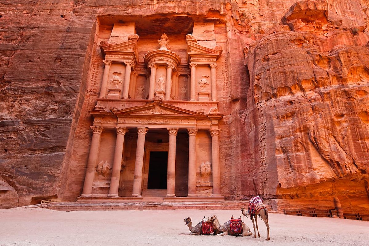 Israel’s ongoing war in Gaza has led to perceptions of insecurity and temporary airline cancellations, disrupting tourism businesses in Petra, the Dead Sea, Wadi Rum, and Aqaba. 