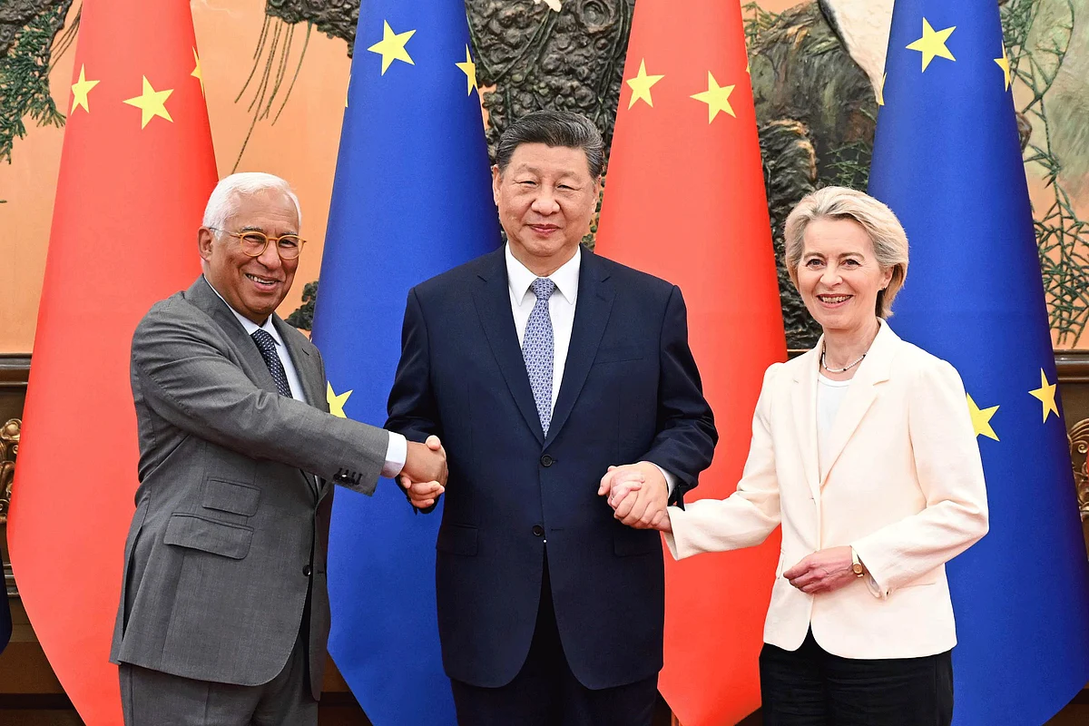 Chinese President Xi Jinping is flanked by President of the European Council Antonio Costa, left, and President of the European Commission Ursula von der Leyen ahead of the China EU Summit, at the Great Hall of the People in Beijing, Thursday, July 24, 2025.  