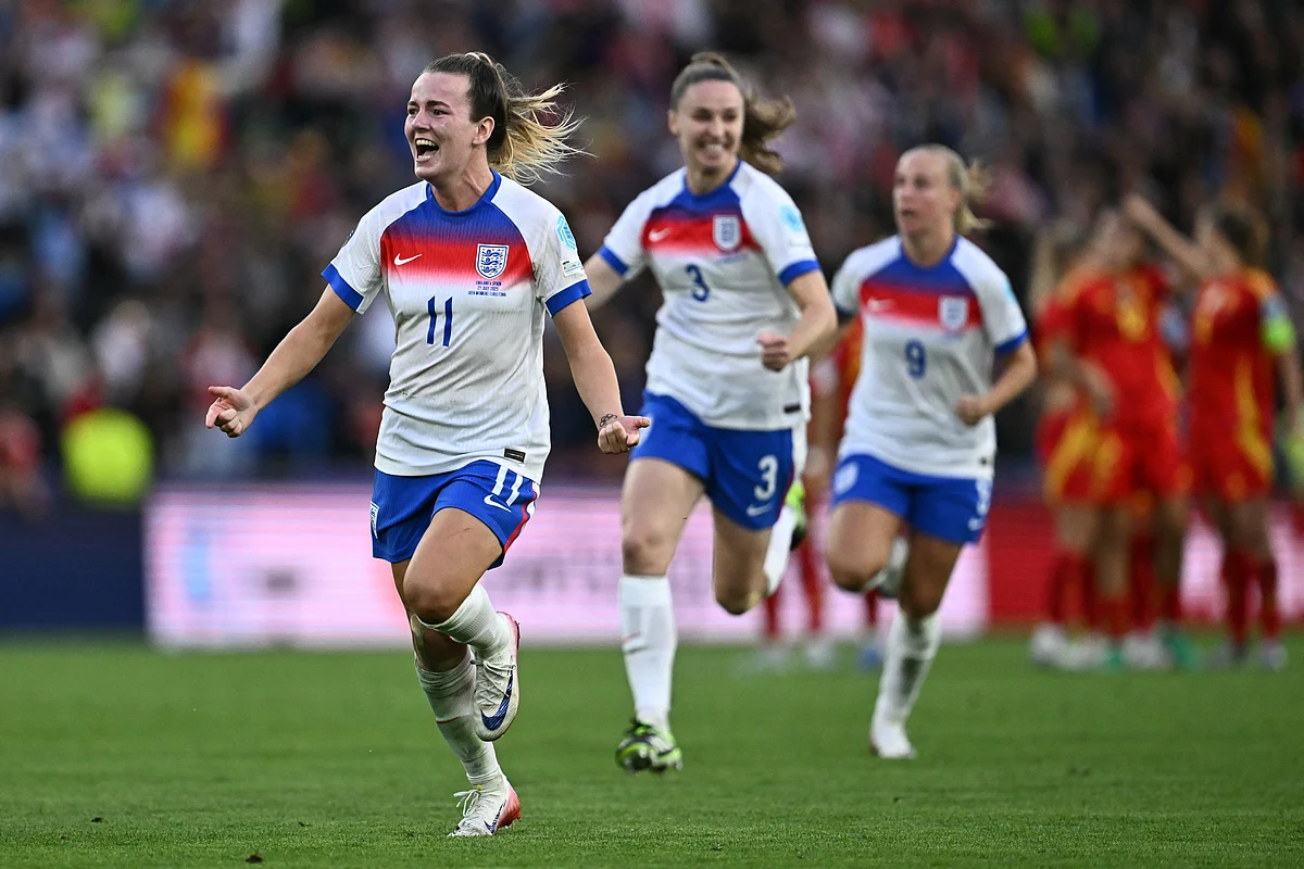 England's forward Lauren Hemp (L) celebrates England winning the Uefa Women's Euro 2025 final football match against Spain at the St. Jakob-Park Stadium in Basel, on July 27, 2025.