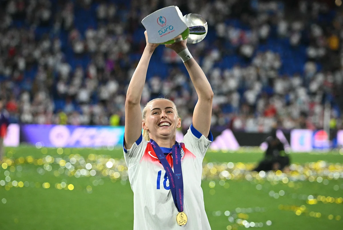 England's forward  Chloe Kelly celebrates as she holds the trophy up after England won the Uefa Women's Euro 2025 final football match against Spain at the St. Jakob-Park Stadium in Basel, on July 27, 2025.