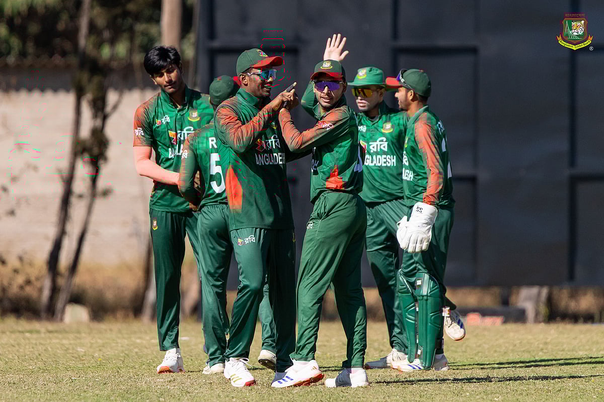 Bangladesh players celebrate a Zimbabwe wicket