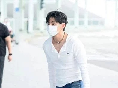 BTS's V expressed his concern about the crowds at the airport. 