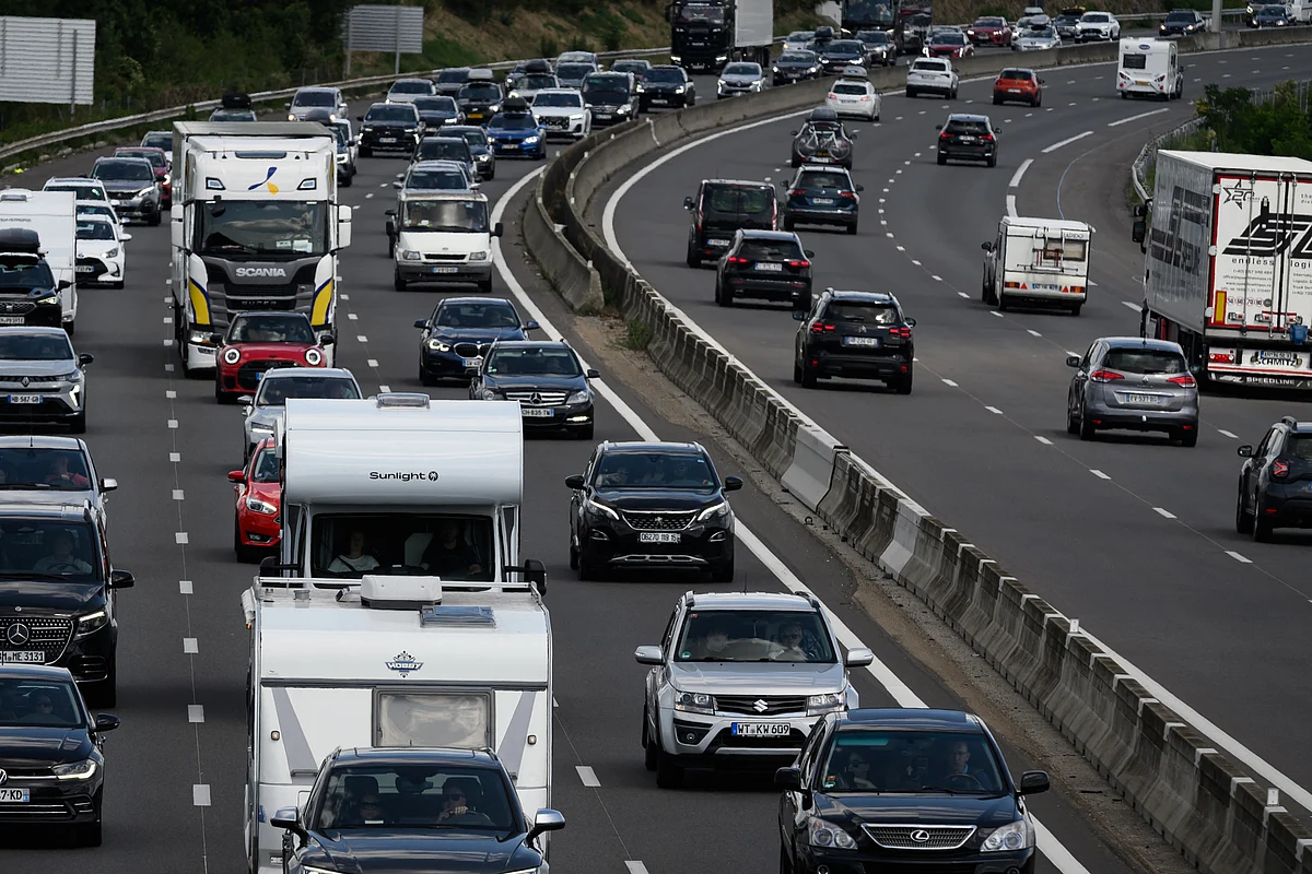 France sees 1,000 km traffic jams in holiday crossover