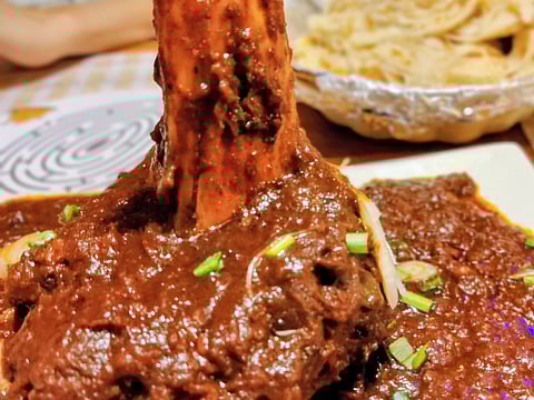 Thalassery Thattukada: Where we found delicious curries and parottas. 