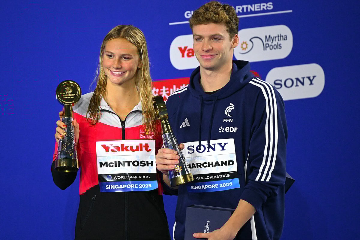 Canada's swimmer Summer Mcintosh (L) and France's swimmer Leon Marchand (R) pose with their best women's and men's championship swimmers at the end of the swimming event during the 2025 World Aquatics Championships in Singapore on August 3, 2025.