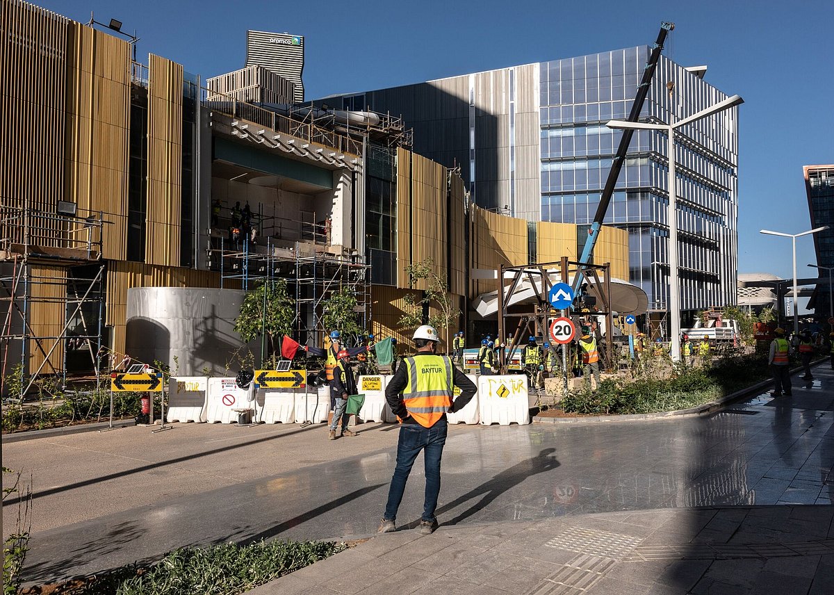 Saudi Arabia is spending heavily on Vision 2030 strategy. The framework divides group housing into three categories: Residential buildings, large residential complexes and mobile cabins.