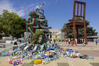 Giant sculpture exposes plastic pollution in front of UN in Geneva