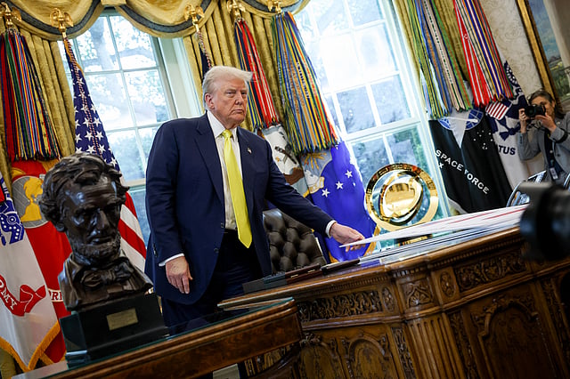 Trump shows off 24-karat gold Oval Office, claims foreign leaders ...
