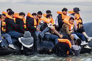 Race to the Channel: Migrants rush Gravelines beach in daring bid for UK crossing