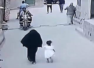 Brave youngster saves sister from abduction in Yemen, video goes viral