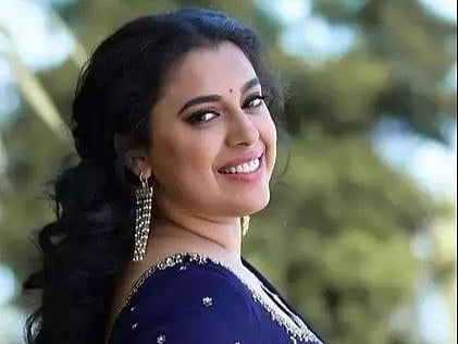 She played the female lead opposite Malayalam Mammootty in back-to-back films Utopiayile Rajavu and Pathemari.